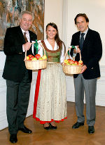 Apfelprinzessin Karin I überreichte an die beiden Landeshauptleute Franz Voves und Hermann Schützenhöfer frisch saftige Äpfel.  ©      