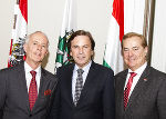 LH Franz Voves mit dem ungarischen Botschafter Janos Perenyi (links) und Honorarkonsul Rudi Roth (rechts). © Foto: steiermark.at/Leiß; bei Quellenangabe honorarfrei.