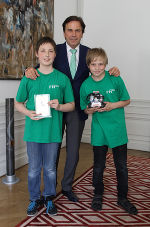 LH Franz Voves gratulierte Alexander Czar (rechts) und Matthias Bergmann zum Sieg beim "RoboCupJunior" 