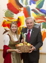 Apfelkönigin Anna-Maria I. überreichte Landeshauptmann Hermann Schützenhöfer einen Korb mit steirischen Äpfeln ©      