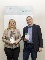 Martin Mayer und Marianne Zechner mit der aktuellen Kleinen Steiermark Datei  © Foto: steiermark.at/Leiß; bei Quellenangabe honorarfrei