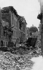 19. Februar 1945: Bombentreffer in der Grazer Burggasse mit Handels- und Gewerbekammer, das heutige Opernhaus im Hintergrund