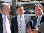 Aufsichtsratsvorsitzender Heinz Drobesch und Geschäftsfeldleiter Ewald Persch (v.l.) begleiteten Schickhofer bei seinem Besuch