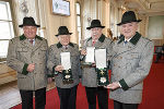 Im Rahmen der Verleihung der Auszeichnungen überreichte LH Schützenhöfer (l.) LH Pühringer, LH Häupl und LH Pröll (v.l.) einen "Schladminger" sowie einen Ausseer Hut ©      