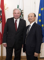 LH Hermann Schützenhöfer begrüßte den vietnamesischen Botschafter Le Dzung in der Grazer Burg. ©      