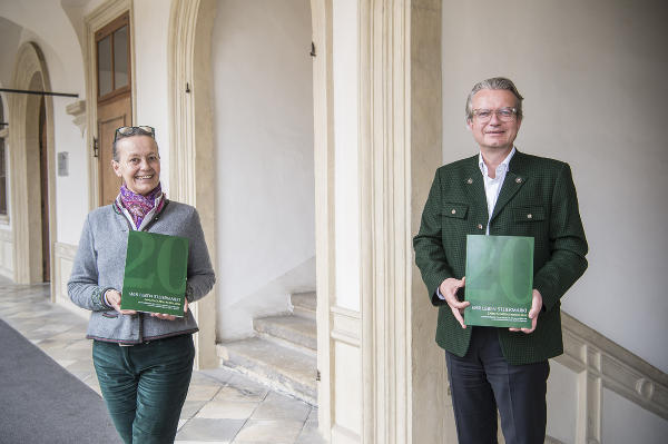 Kuluturlandesrat Christopher Drexler und Volkskultur Steiermark-Geschäftsführerin Monika Primas präsentieren den Tätigkeitsbericht "Wir leben Steiermark! Zahlen.Daten.Fakten 2020". © Foto Fischer; bei Quellenangabe honorarfrei