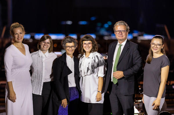 „Fest für Kunst und Kultur“ am Schloßberg: LH Christopher Drexler mit den mitwirkenden Künstlerinnen. © Land Steiermark/Nikola Milatovic; Verwendung bei Quellenangabe honorarfrei