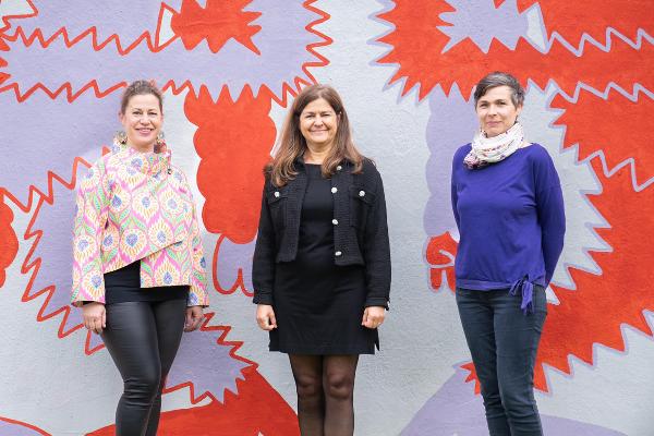 Soziallandesrätin Doris Kampus 
 (Mitte), Renate Frank (zam, links) und Lidija Krienzer-Radojevic (IG Kultur, rechts): Steiermark startet Ausbildung für Kulturmitarbeiterinnen und -mitarbeiter. ©  Land Steiermark/Fabian Weissitsch; Verwendung bei Quellenangabe honorarfrei