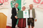 Landeswappen-Verleihung: Landeshauptmann Christopher Drexler (l.) gratulierte Geschäftsführer Alexander Gaugl (r.) und dessen Gattin Monika (M.). © Land Steiermark; Verwendung bei Quellenangabe honorarfrei