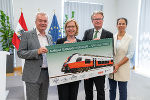 LH-Stv. Anton Lang, Ministerin Leonore Gewessler, LH Christopher Drexler und ÖBB-Infra Vorständin Judith Engel (v.l.) unterzeichneten Absichtserklärung zum Ausbau der Südbahn. © Land Steiermark/Binder