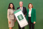 LH Christopher Drexler flankiert von Landesrätin Simone Schmiedtbauer (r.) und Geschäftsführerin Marion Kranabitl-Sarkleti © Land Steiermark/ Binder