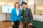 Steirische Wahrzeichen 2024: Landesrätin Simone Schmiedtbauer mit Moderator Willi Gabalier im Weißen Saal der Grazer Burg