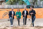 Johann Trummer, der Erfinder des innovativen, neuen Detentionsdaches, das beim Bauprojekt in der Eckertstraße zum Einsatz kommt, Wohnbaulandesrätin Simone Schmiedtbauer, Rottenmanner-Vorstand Mario Kleissner und Landtagsabgeordneter Wolfgang Moitzi (v.l.) beim Spatenstich in Graz-Eggenberg.