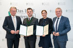 LH Christopher Drexler (l.) und LH-Stv. Anton Lang (r.) überreichten die Bestellungsdekrete an Expositurleiter Michael Schachner (2.v.l.) und Bezirkshaupfrau Elisabeth Kladiva (3.v.l.).