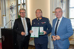 LH Christopher Drexler (l.) und Anton Lang (r.) mit Herbert Fuik, der das Goldene Ehrenzeichen des Landes Steiermark überreicht bekam.