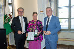 LH Christopher Drexler (l.) und Anton Lang (r.) gratulierten Manuela Holowaty zum Goldenen Ehrenzeichen des Landes Steiermark.