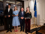 Landesrat Werner Amon (3.v.l.) mit Preisträger Julius Legat (l.), Preisträgerin Cäcilia Raab (2.v.l.) und Preisträgerin Victoria Kandlhofer (r.)