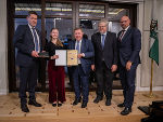 LR Werner Amon (3.v.l.) zeichnete Victoria Kandlhofer mit dem „prima la musica Europapreis" aus.