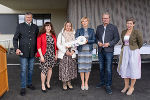 Bürgermeister Johann Schmid, Vizebürgermeisterin Angelika Schmid (rechts außen) und LH Christopher Drexler übergeben den Schlüssel für den Kindergarten St. Johann im Saggautal an die Leiterinnen.