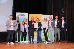 Landesrätin Ursula Lackner mit Bürgermeister Ingo Reisinger und Vertreterinnen und Vertreter der Stadtgemeinde Weiz, die ihr 30-jähriges Jubiläum als Klimabündnis-Gemeinde feierte.