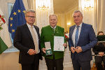 LH Christopher Drexler (li.) und LH-Stv. Anton Lang (re.) gratulierten Bgm. a. D. Friedrich Stangl (Gemeinde Lassing/Bezirk Liezen) zum Großen Ehrenzeichen des Landes Steiermark