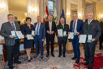 Geehrte Altbürgermeister aus dem Bezirk Südoststeiermark: Heinrich Tomschitz (Marktgemeinde Deutsch Goritz), Christine Siegel (Gemeinde Bad Gleichenberg), LH-Stv. Anton Lang, LH Christopher Drexler, Gerhard Konrad (Marktgemeinde Straden), Johann Schweigler (Marktgemeinde Mettersdorf am Saßbach) und Dietmar Tschiggerl (Marktgemeinde Halbenrain) (v.l.)