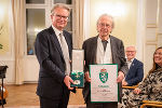 LH Christopher Drexler (l.) überreichte Peter Handke (r.) das Große Goldene Ehrenzeichen des Landes Steiermark mit dem Stern.