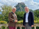 Serie „Die Habsburger in Europa“: Buchautor Simon Winder mit Karl Khevenhüller vor Burg Hochosterwitz in Kärnten.