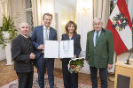 Großer Josef Krainer-Preis: Michael Krainer, LR Karlheinz Kornhäusl und Gerald Schöpfer (v.l.) mit Karla Kowalski