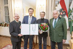 Josef Krainer-Heimatpreis: Michael Krainer, LR Karlheinz Kornhäusl und Gerald Schöpfer (v.l.) mit Franz Cserni (2.v.r)