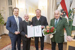 Josef Krainer-Heimatpreis: Michael Krainer, LR Karlheinz Kornhäusl und Gerald Schöpfer (v.l.) mit Franz Grossauer (2.v.r)