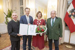 Josef Krainer-Heimatpreis: Michael Krainer, LR Karlheinz Kornhäusl und Gerald Schöpfer (v.l.) mit Annemarie Schlack