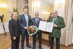 Josef Krainer-Heimatpreis: Michael Krainer, LR Karlheinz Kornhäusl und Gerald Schöpfer (v.l.) mit Hans Stolz (2.v.r)