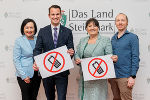 Bildungsdirektorin für Steiermark Elisabeth Meixner, Landesrat Stefan Hermann, Landeshauptmann-Stellvertreterin Manuela Khom und Medienpädagoge Lukas Wagner (v.l.)im Rahmen des Pressetermins 