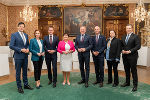 Die neue Steiermärkische Landesregierung am 6. März 2025 im Landtag Steiermark: Landesrat Hannes Amesbauer, Landesrätin Simone Schmiedtbauer, Landesrat Stefan Hermann, Landeshauptmann-Stellvertreterin Manuela Khom, Landeshauptmann Mario Kunasek, Landesrat Willibald Ehrenhöfer, Landesrätin Claudia Holzer und Landesrat Karlheinz Kornhäusl (v.l.)