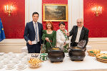 Benefizsuppenessen in der Grazer Burg: LR Hannes Amesbauer, kfb-Vorsitzende Lydia Lieskonig, LH-Stv. Manuela Khom und Bischof Wilhelm Krautwaschl (v.l.).