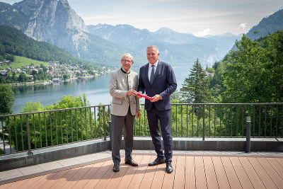 Landeshauptmann Wilfried Haslauer übergibt das Staffelholz des LH-Konferenz-Vorsitzes am Grundlsee an Landeshauptmann Mario Kunasek © Land Steiermark/Streibl; bei Quellenangabe honorarfrei Landeshauptmann Wilfried Haslauer übergibt das Staffelholz des LH-Konferenz-Vorsitzes am Grundlsee an Landeshauptmann Mario Kunasek